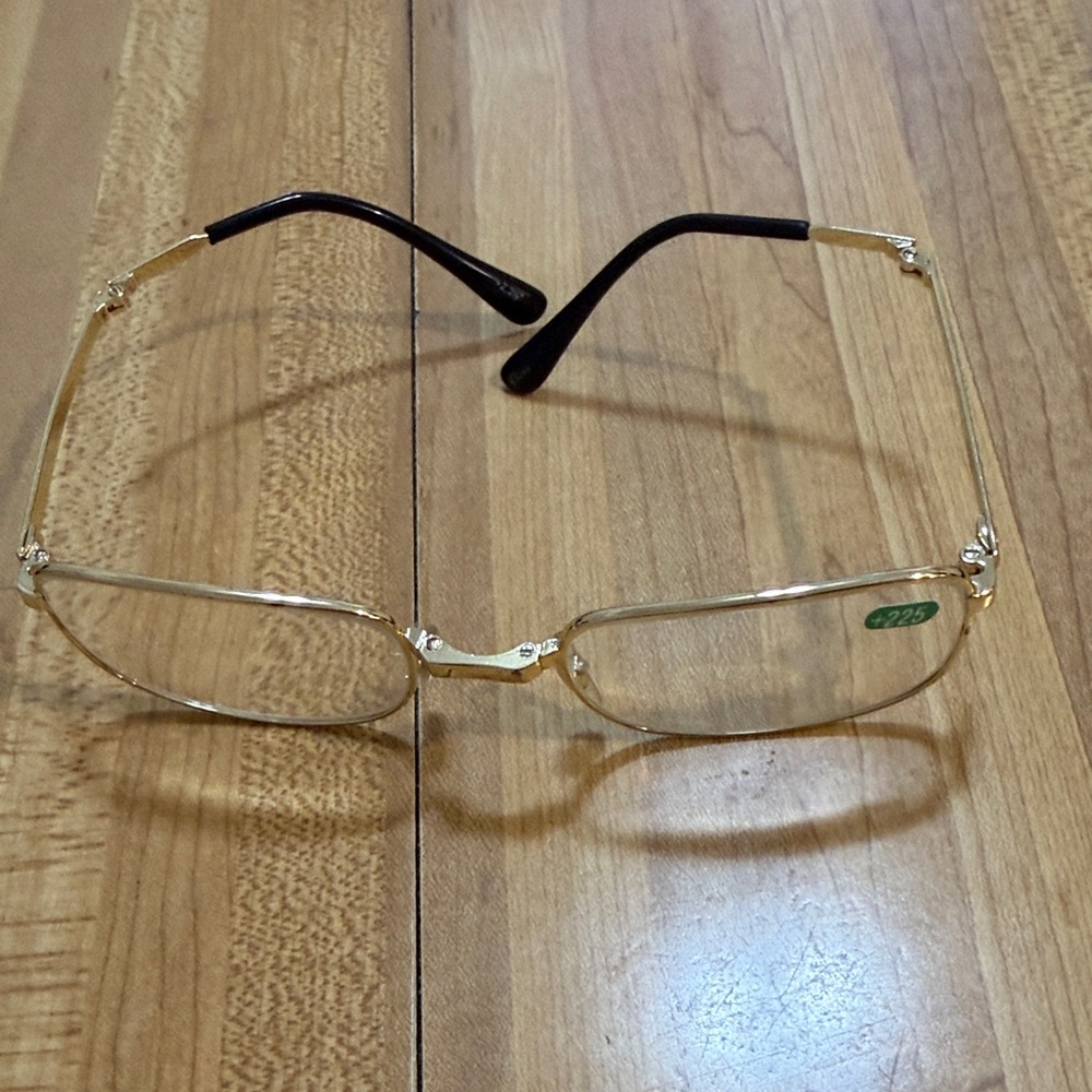 Glasses Reading Folding +2.25 gold-rimmed frame w/small bag.